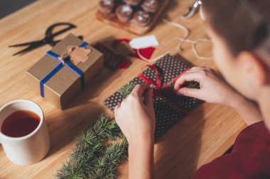 kadın Noel hediyesi sarma