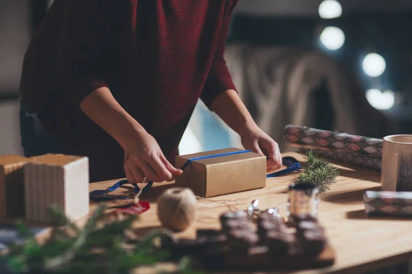 Kadın Noel hediyesi sarma — Stok fotoğraf