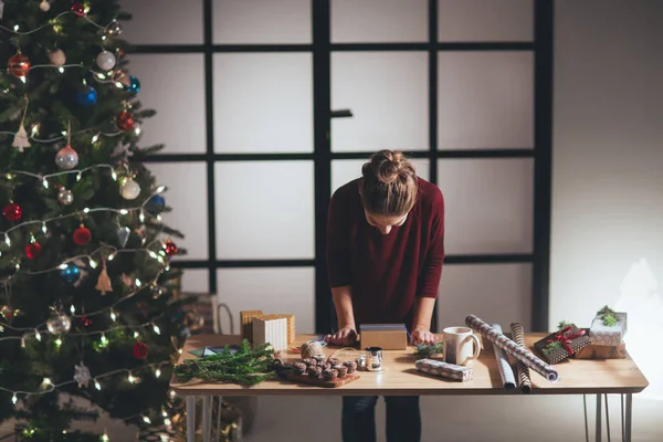 Mujer envolviendo regalo de Navidad — Foto de Stock