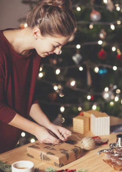 Mujer envolviendo regalo de Navidad — Foto de Stock