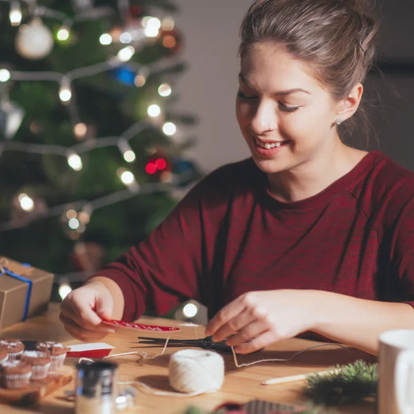 kadın Noel hediyesi sarma