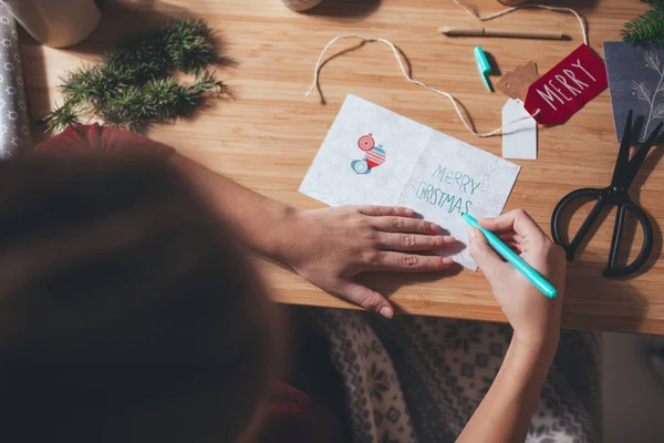 Mujer escribiendo en la tarjeta de Navidad — Foto de Stock