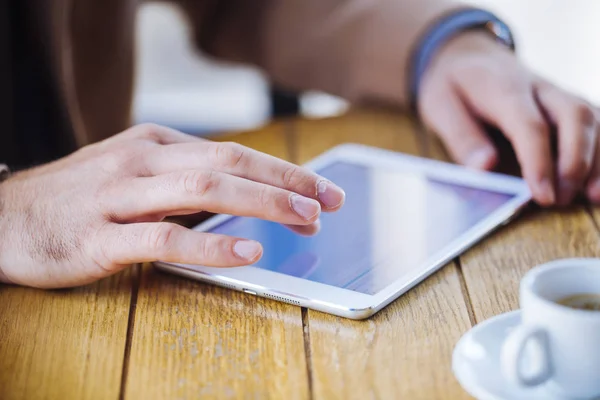 Homem irreconhecível usando Tablet — Fotografia de Stock