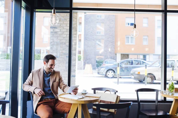 Homme assis dans un café — Photo