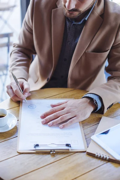 Hombre sentado en la cafetería y trabajando — Foto de Stock