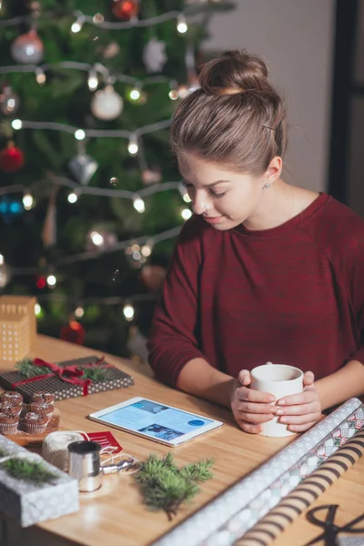 Vrouw die tablet gebruikt — Stockfoto