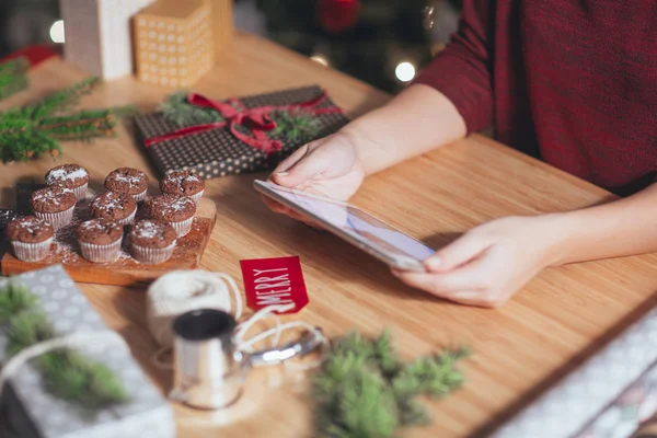 Vrouw die tablet gebruikt — Stockfoto