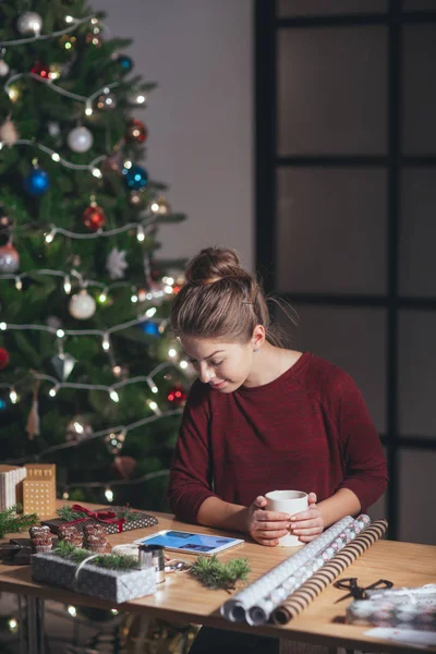 Vrouw die tablet gebruikt — Stockfoto