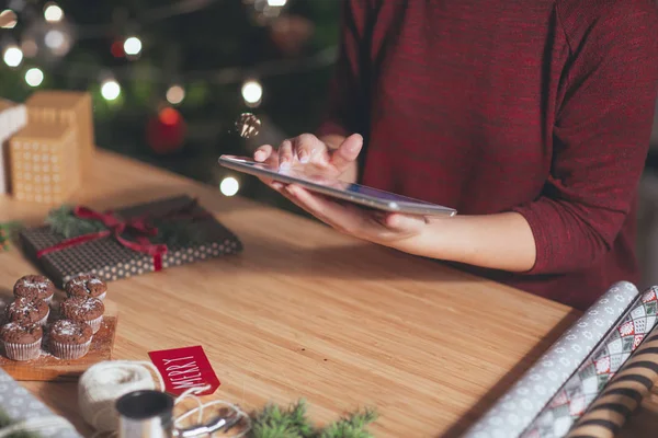 Vrouw die tablet gebruikt — Stockfoto