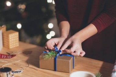 kadın Noel hediyesi sarma