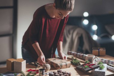 kadın Noel hediyesi sarma