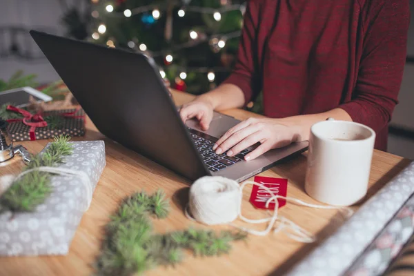 크리스마스에 노트북에 입력 하는 여자 — 스톡 사진