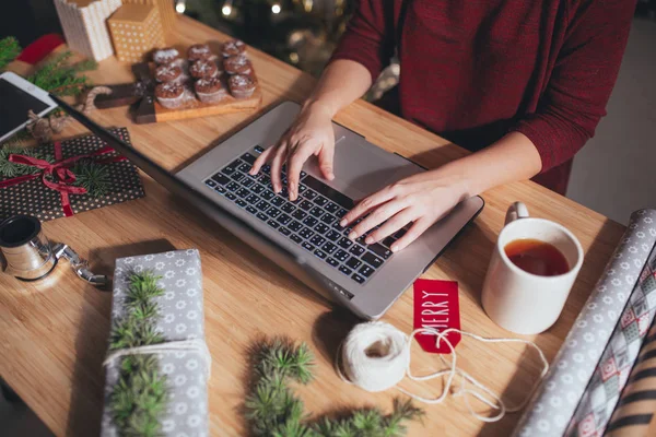 Mulher digitando no laptop no cenário de Natal — Fotografia de Stock