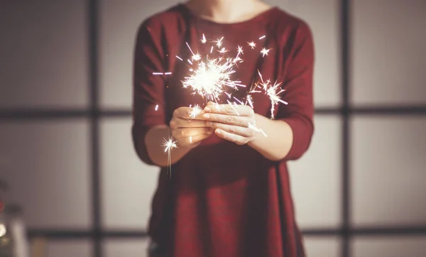 Frau hält Wunderkerzen in der Hand — Stockfoto