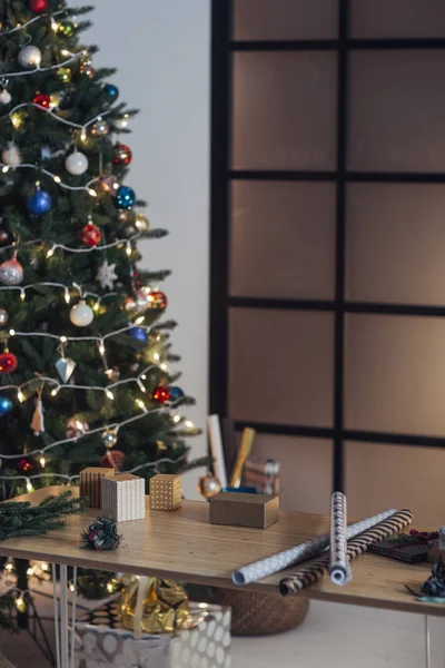 Árbol de Navidad en un ambiente acogedor de Navidad — Foto de Stock