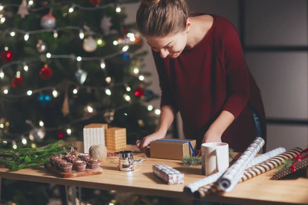 Mujer envolviendo regalo de Navidad — Foto de Stock