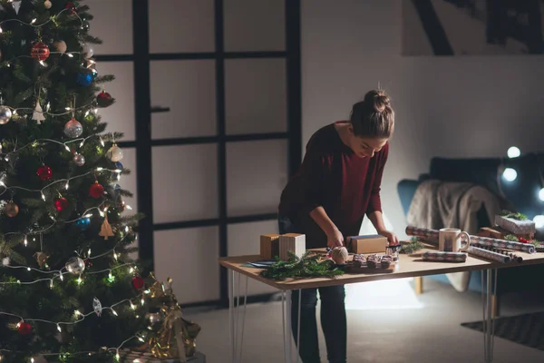 Kvinna inslagning julklapp — Stockfoto