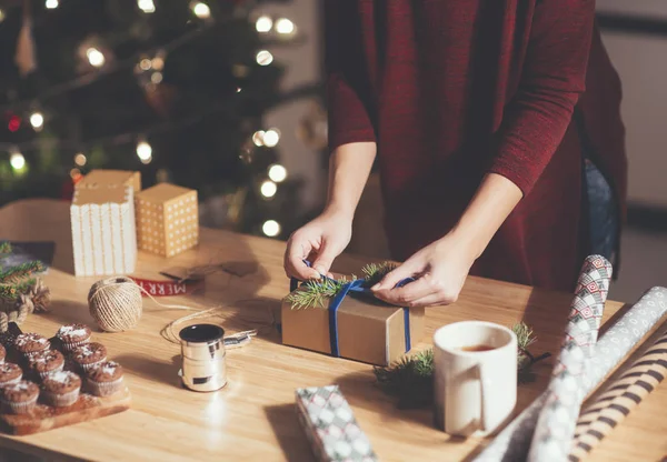 kadın Noel hediyesi sarma