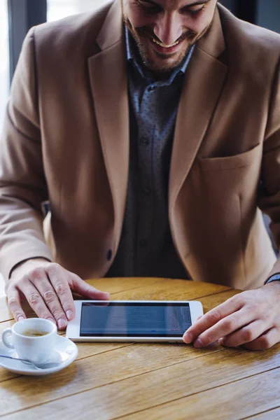 Bonito homem de negócios usando tablet — Fotografia de Stock