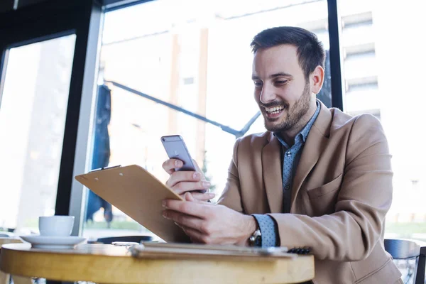 Bello uomo d'affari utilizzando il telefono — Foto Stock