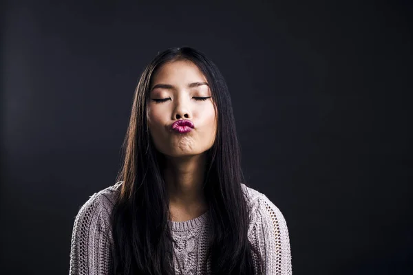 美丽年轻的亚洲女人撅着嘴 — 图库照片