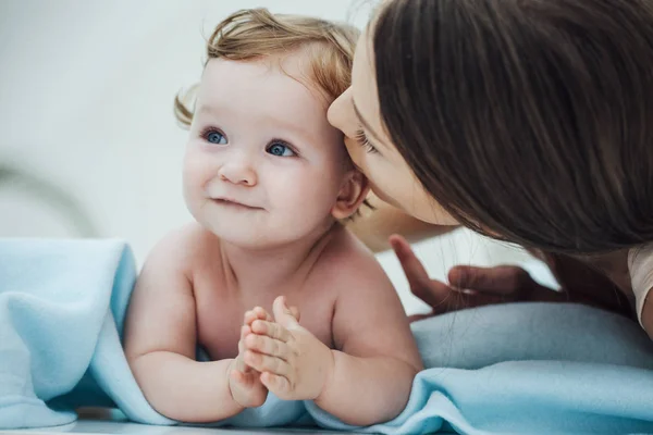 Mãe beijando bebê — Fotografia de Stock