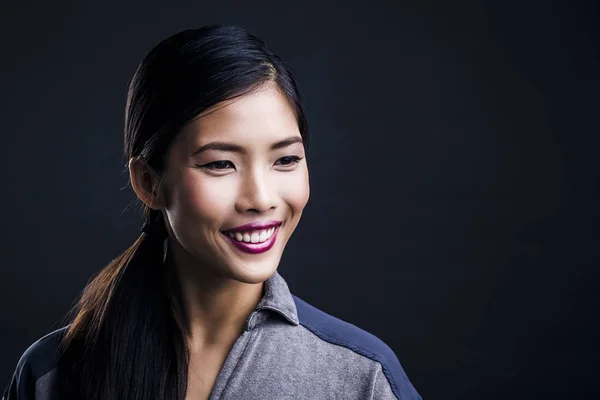 Belle jeune asiatique femme souriant — Photo