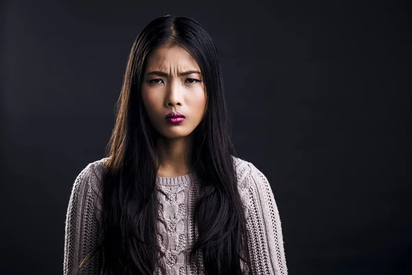 脾气暴躁的年轻亚裔女子 — 图库照片