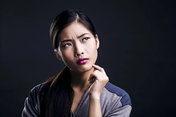 Όμορφη νεαρή ασιατική γυναίκα σκέφτεται — Φωτογραφία Αρχείου