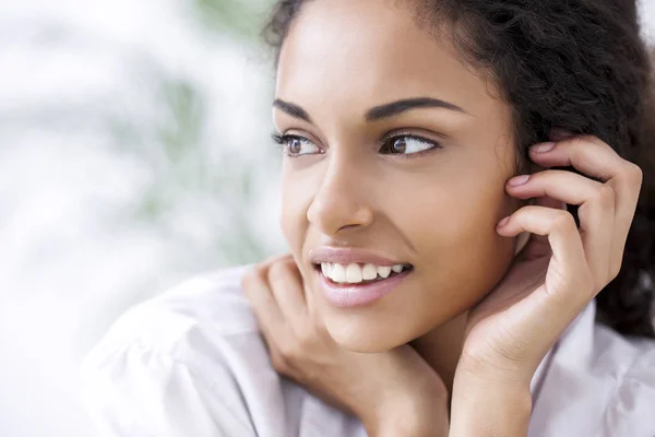 Femme africaine souriante — Photo