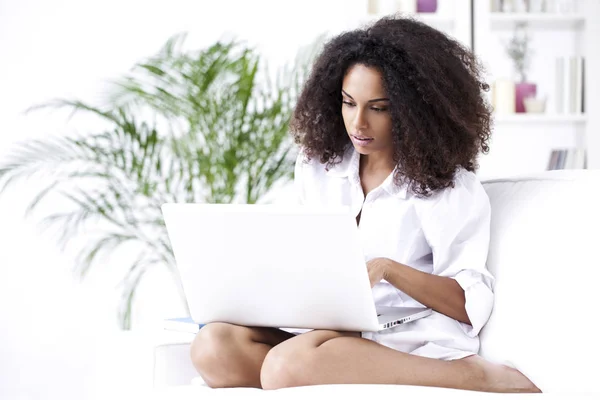 Vrouw met laptop — Stockfoto