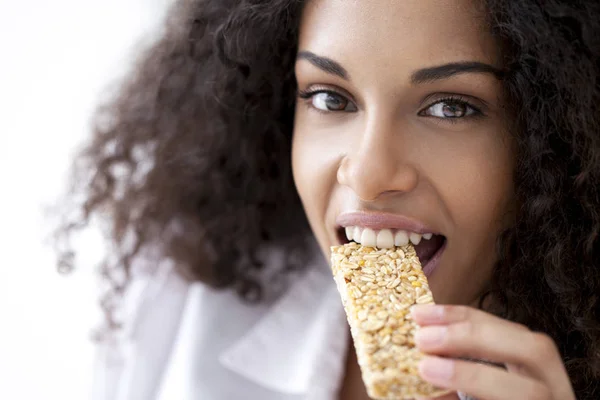 Frau isst gesunden Snack — Stockfoto