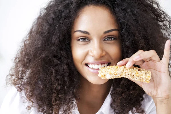 Kadın yemek sağlıklı Snack — Stok fotoğraf