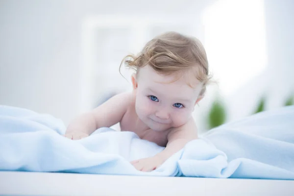 Kaukasische schattige babyjongen — Stockfoto