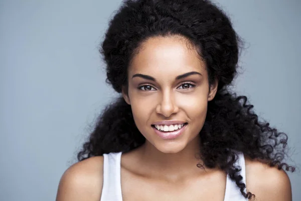 Mujer africana sonriente — Foto de Stock