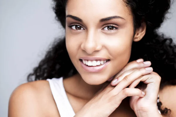 Mujer africana sonriente — Foto de Stock