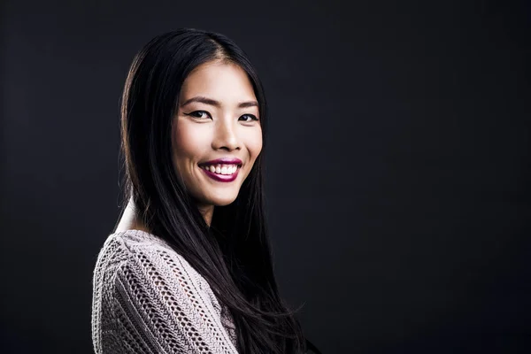 Gülümseyen güzel genç Asyalı kadın — Stok fotoğraf