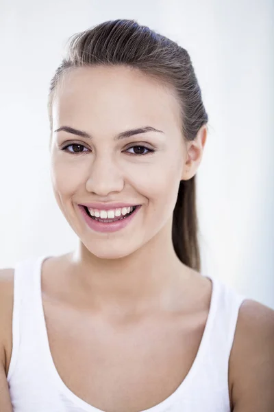 Porträt einer lächelnden jungen Frau — Stockfoto