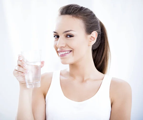Junge Frau mit einem Glas Wasser — Stockfoto