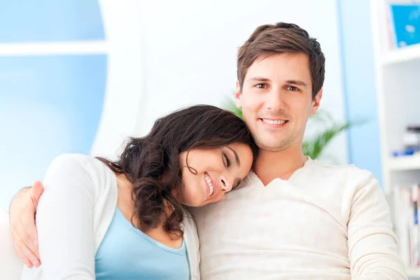 Feliz casal caucasiano Relaxante — Fotografia de Stock