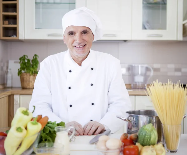 Chef sorridente na cozinha — Fotografia de Stock