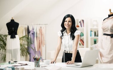 Moda tasarımcısı iş başında