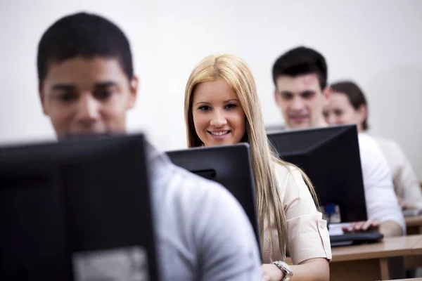 Estudiantes sonrientes en el laboratorio de informática —  Fotos de Stock