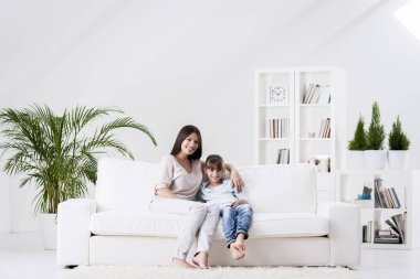 Anne ve kızı oturma odasında