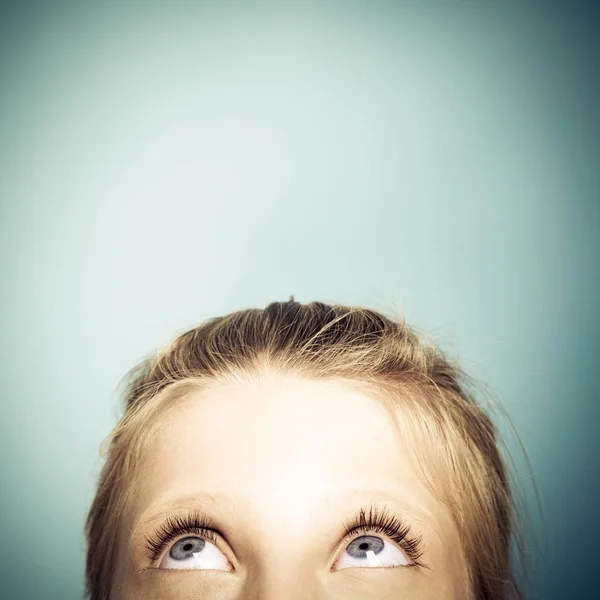 Chica mirando hacia arriba — Foto de Stock