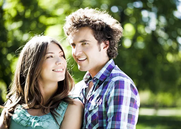 Pareja feliz en verano —  Fotos de Stock