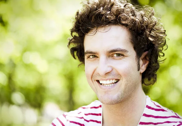 Bonito homem sorrindo — Fotografia de Stock