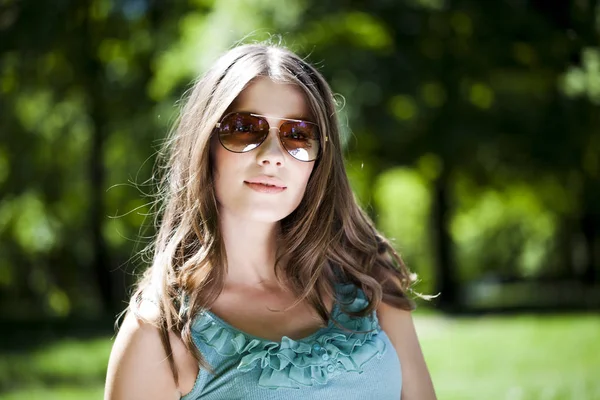 Retrato al aire libre de una mujer hermosa —  Fotos de Stock