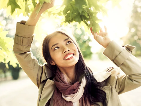 Mujer en otoño — Foto de Stock