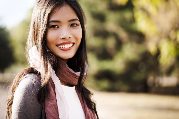 Schöne junge asiatische Frau im Freien — Stockfoto